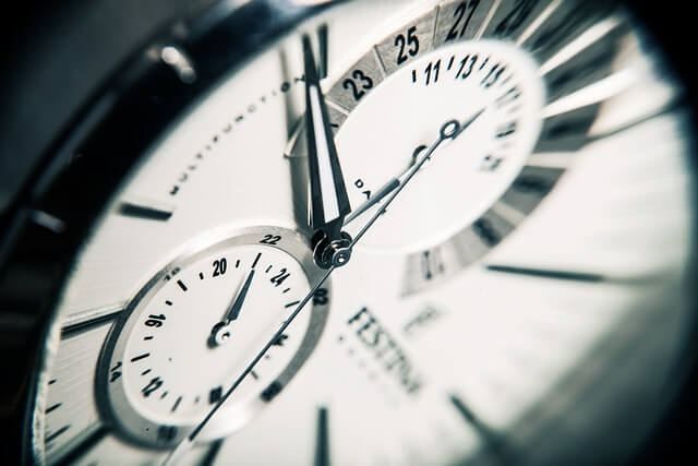 Imagen de reloj que significa tiempo de la garantía.